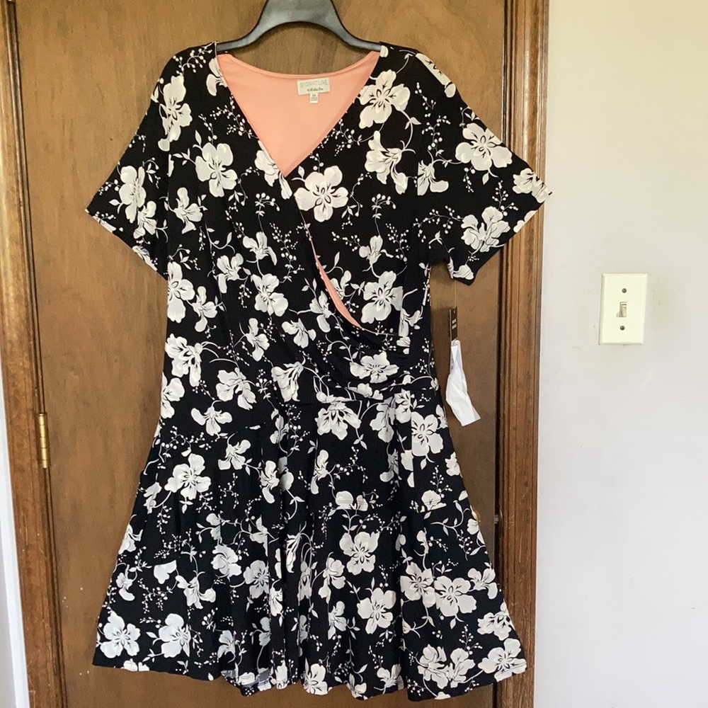 Signature faux wrap floral dress with stretch size 2X - Picture 12 of 17